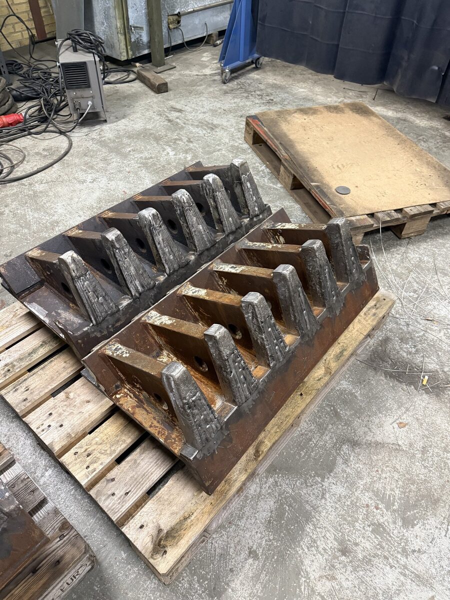 Wear parts and crusher segments on a pallet