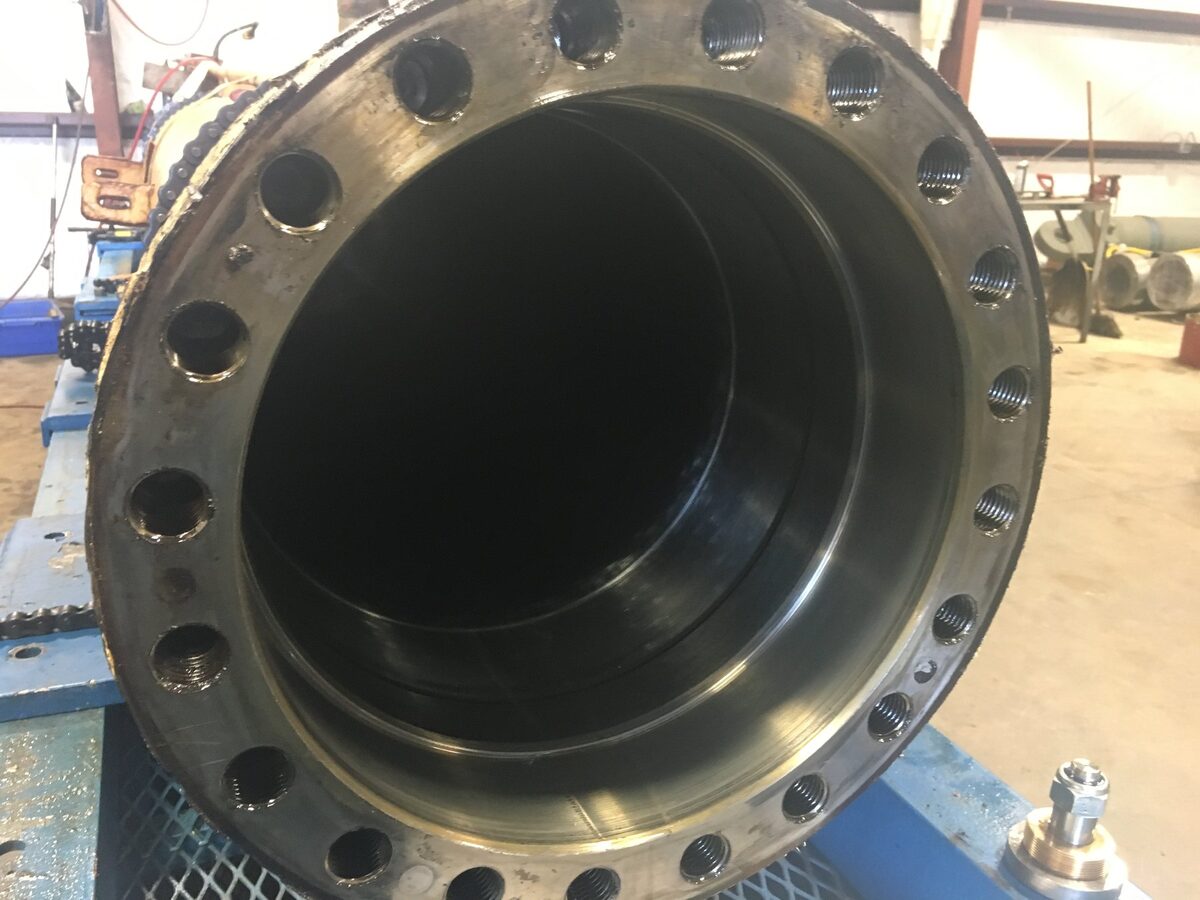 Inspection of cylinder housing during hydraulic cylinder overhaul