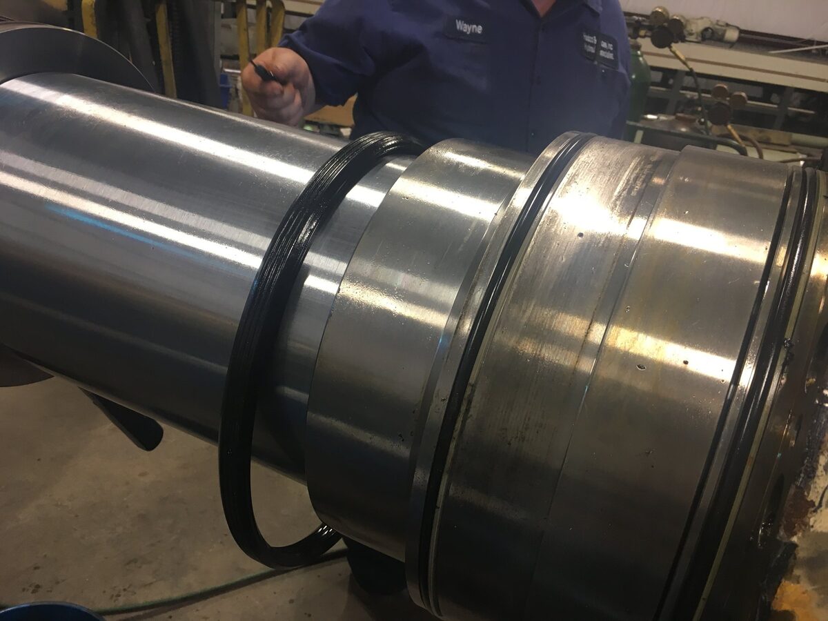 Seals and assembly on hydraulic cylinder