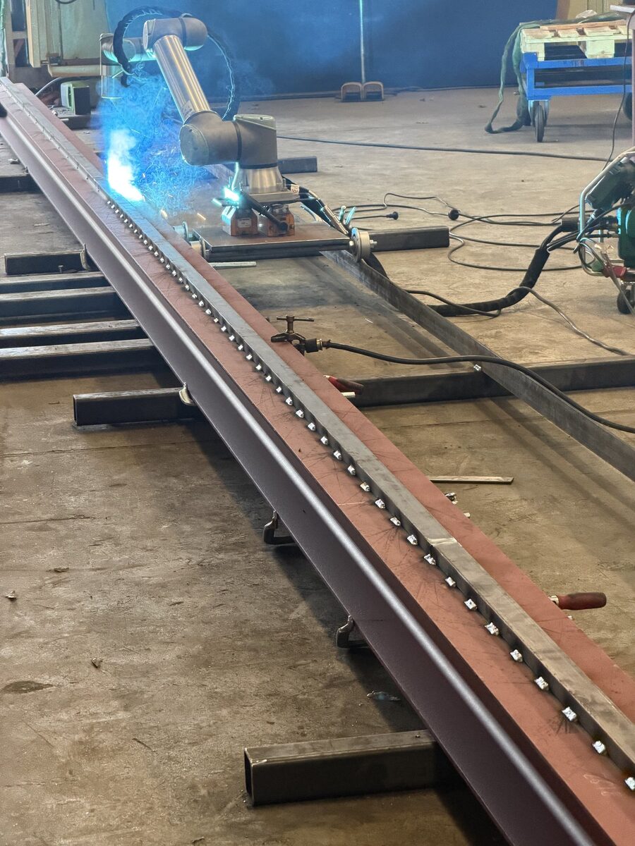 Mobile robotic welding on a long steel component